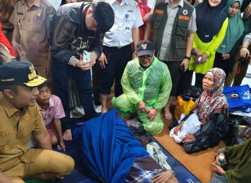 Pemprov Sumbar Salurkan Bantuan Senilai Rp124 Juta Bagi Penyintas Banjir