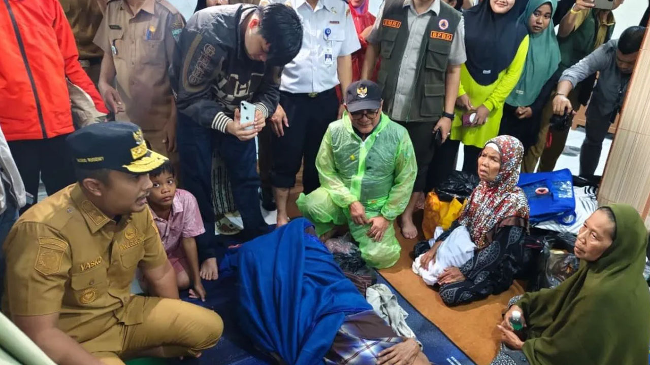 Pemprov Sumbar Salurkan Bantuan Senilai Rp124 Juta Bagi Penyintas Banjir