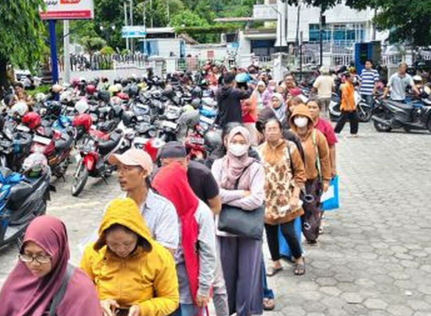 BLT Rp900 Ribu Cair! Warga Solo Antusias Mengantre Panjang, Akui Baru Pertama Kali Mendapatkan Bantuan