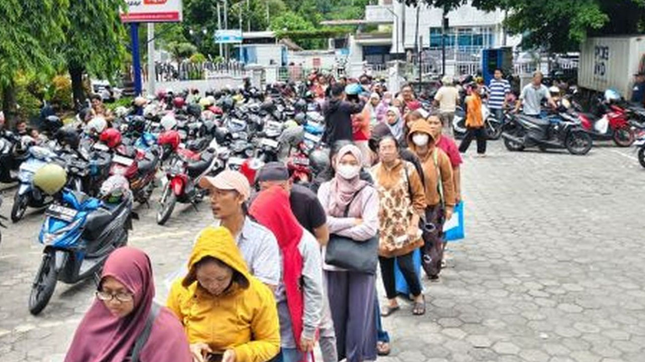BLT Rp900 Ribu Cair! Warga Solo Antusias Mengantre Panjang, Akui Baru Pertama Kali Mendapatkan Bantuan