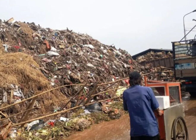 Empat Hari Diangkut, Sampah di Pasar Induk Kramat Jati Belum Surut