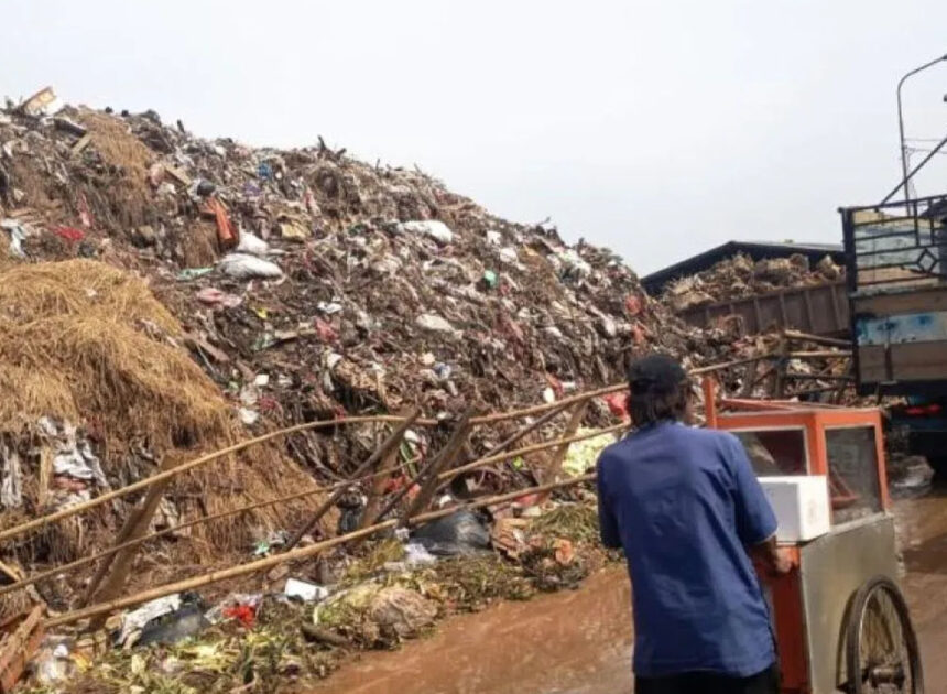 Empat Hari Diangkut, Sampah di Pasar Induk Kramat Jati Belum Surut