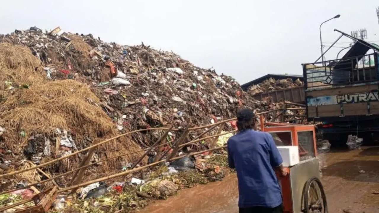 Empat Hari Diangkut, Sampah di Pasar Induk Kramat Jati Belum Surut